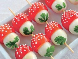 Cogumelos de codorna com tomate