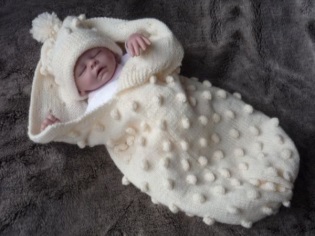 Niniting coco cocoon para sa newborns