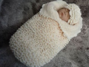 Niniting coco cocoon para sa newborns