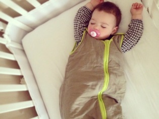 Beg tidur zip untuk bayi baru lahir dengan tangan mereka sendiri
