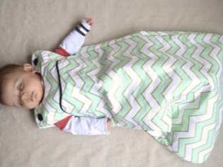Beg tidur dikunci untuk bayi baru lahir dengan tangan mereka sendiri