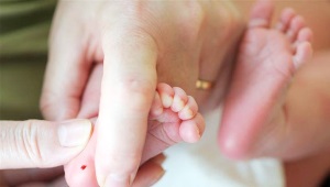 Neonatal screening ng newborns - genetic analysis ng dugo mula sa sakong