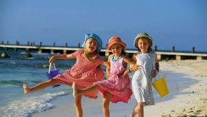 Rehat dengan kanak-kanak di laut di Rusia