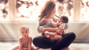 Bagaimana untuk mengurangkan ibu yang menyusu berat tanpa membahayakan kanak-kanak?