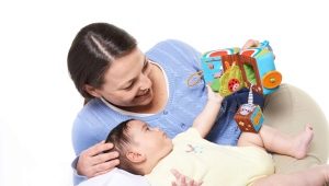 Mainan pendidikan untuk kanak-kanak dari 0 hingga 1 tahun