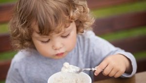 متى يتم إدخال عصيدة الحليب في العلف وما الأفضل اختياره؟
