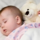 Kailan nagsisimula nang natutulog ang mga bata nang hindi nakakagising?