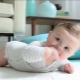 متى يبدأ الطفل في الإمساك برأسه؟