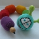 Bagaimana untuk membuat rattle? Kelas-kelas induk dengan bahan-bahan bekas dan crochet