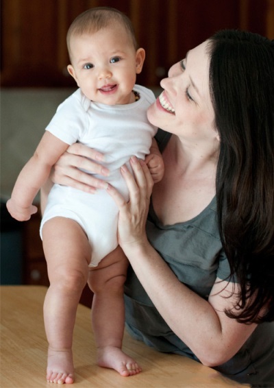 Bayi berdiri di atas kaki