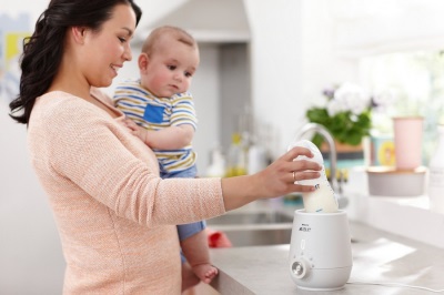 Aquecendo o leite materno em um aquecedor de mamadeira