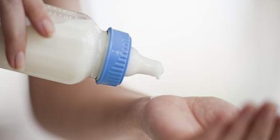 Gota na mão - temperatura do leite materno