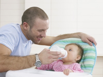 مع تغذية الاصطناعي حجم الثقوب في الزجاجة