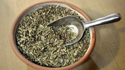 Air Dill dari biji adas di rumah