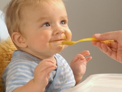 Ang mashed baby kumakain