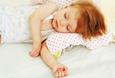 Ang bata ay nahiwalay sa pagtulog sa mga magulang