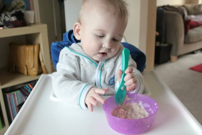 Baby isst Brei