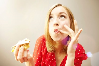 Ang pagkain ng ina ay kumakain ng cake