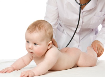 Consulta de uma criança com um médico