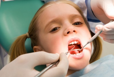Batang babae sa dentista