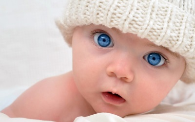 Lindo bebê de olhos azuis