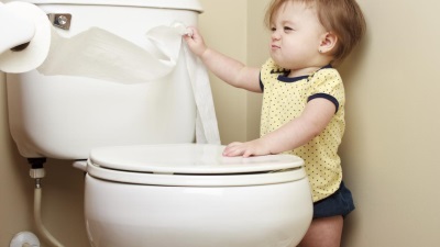 Bebê, toalete e papel higiênico