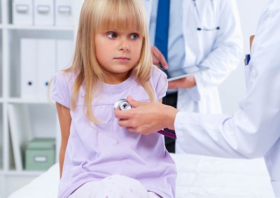 Kızın klinikte doktor tarafından incelenmesi