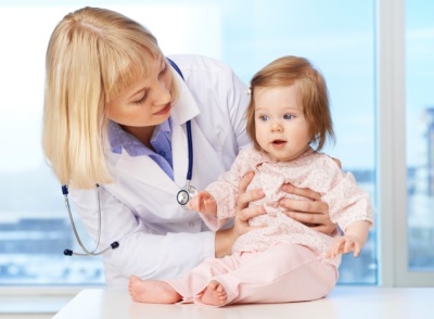Sinusuri ng doktor ang bata