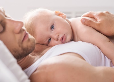 Papa und ein krankes Baby