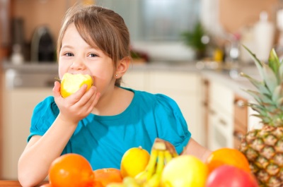Mädchen, das Obst isst