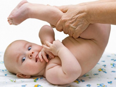 Pediatrik mengkaji bayi yang baru lahir