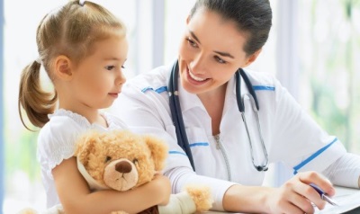 Hastanedeki çocuk - doktor tarafından muayene