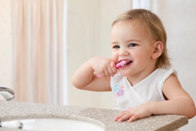 Baby brushing kanyang ngipin