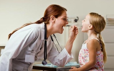 Drossel im Mund des Babys - Untersuchung des Arztes