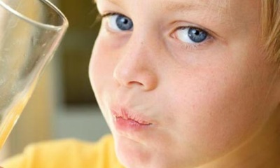 Den Mund mit Soda-Baby ausspülen
