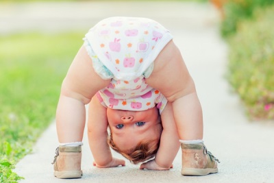 Toddler girl sa kalye
