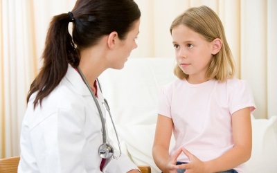 Tinutukoy ng doktor ang bata