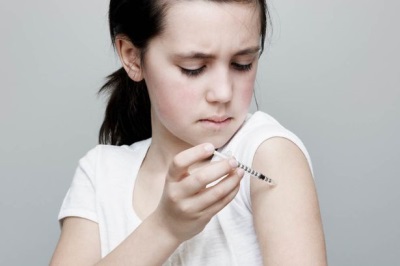 Menina divide insulina em diabetes