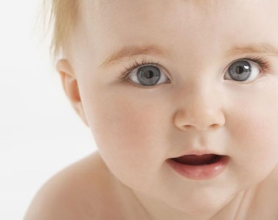 Baby mit grauen Augen