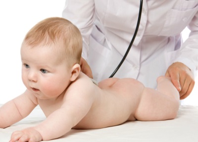 O bebê é examinado pelo médico