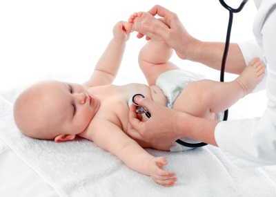 Médico examina um recém-nascido
