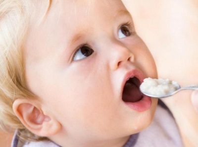 Kumakain ang bata ng cottage cheese