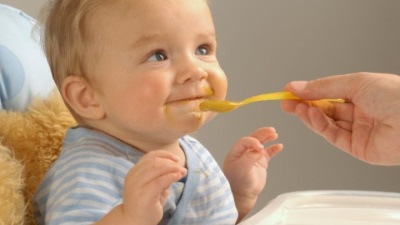 Bayi makan pertama