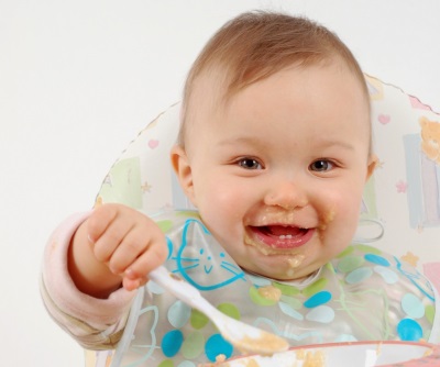 Bayi makan bubur