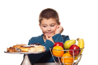Schüler mit süßen und Früchten