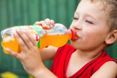 Ang mga bata ay umiinom ng soda