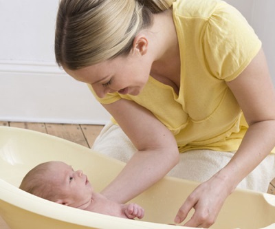 Bathing baby sa 1 buwan
