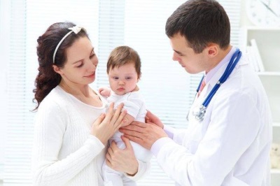 Sinusuri ng doktor ang sanggol sa klinika