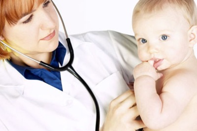 Kinderarzt untersucht ein Baby