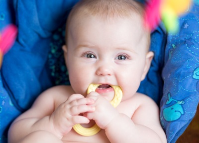 Sanggol na may isang teether para sa mga ngipin